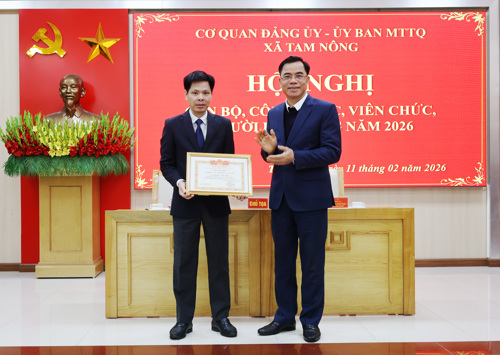 Đồng chí Quách Hải Lý - Bí thư Đảng ủy, Chủ tịch HĐND xã trao Giấy khen Chiến sỹ thi đua cơ sở cho đồng chí Nguyễn Tuấn Ngọc - Phó Bí thư Thường trực Đảng ủy xã, Bí thư Đảng ủy các cơ quan Đảng.