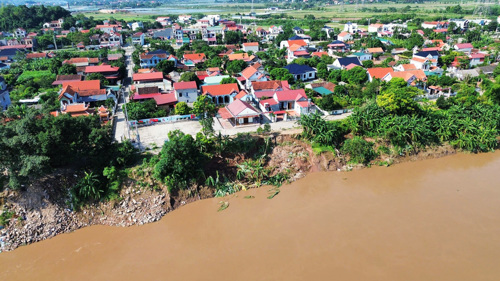 Tiếp tục sạt lở tại Khu 9 Hương Nộn xã Tam Nông