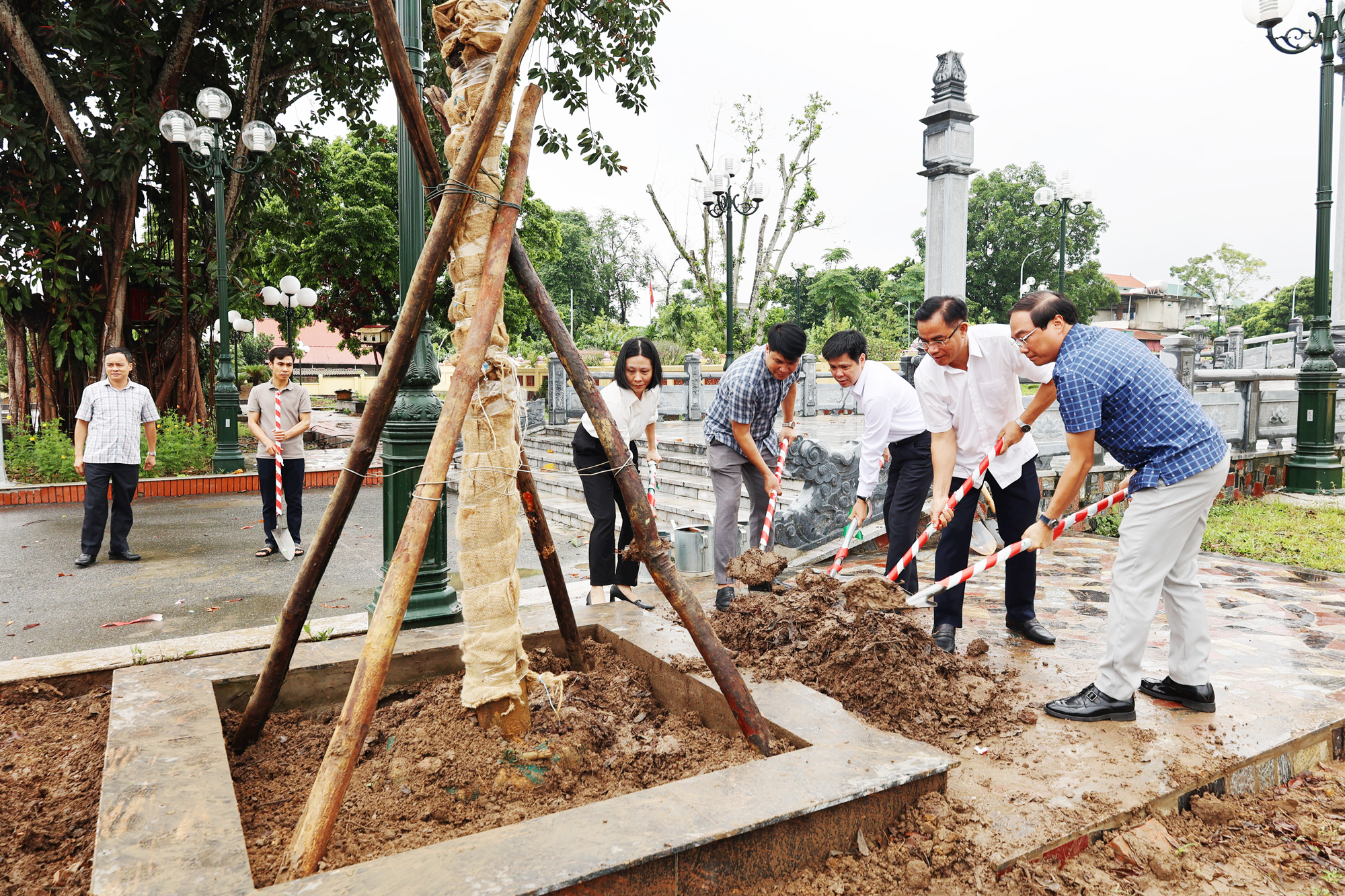 LÃNH ĐẠO XÃ TAM NÔNG TỔ CHỨC TRỒNG CÂY BỒ ĐỀ TẠI NGHĨA TRANG LIỆT SĨ.