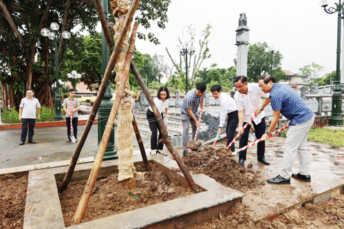 Lãnh đạo xã Tam Nông trồng cây Bồ Đề tại khuôn viên NTLS