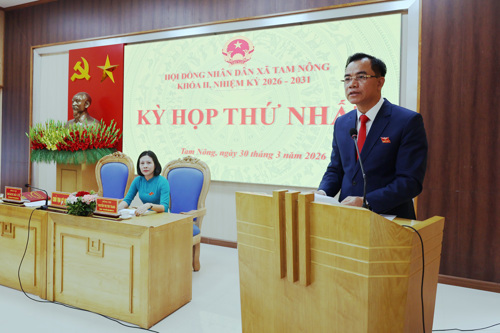 Đồng chí Quách Hải Lý - Bí thư Đảng bộ, Chủ tịch HĐND xã phát biểu bế mạc kỳ họp