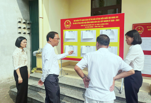 Đồng chí Chủ tịch UBBC xã kiểm tra tại Khu 6 Hưng Hóa