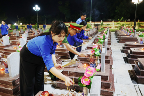 Các đại biểu dâng hương và thắp nến tri ân tại từng phần mộ các AHLS tại NTLS Tam Nông