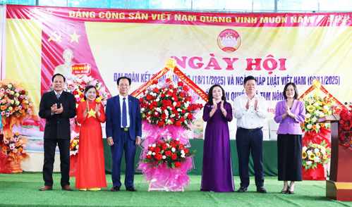 Đồng chí Đặng Thị Bích Ngọc – TUV, Phó Trưởng đoàn Đại biểu Quốc Hội tỉnh Phú Thọ cùng lãnh đạo Sở Công thương; Lãnh đạo Sở Tư pháp tặng hoa chúc mừng