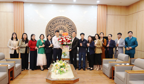 Đồng chí Quách Hải Lý - Bí thư Đảng ủy, Chủ tịch HĐND xã cùng lãnh đạo xã tặng hoa chúc mừng UBMTTQ và các tổ chức chính trị xã hội xã Tam Nông.