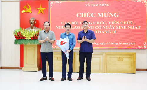 Đồng chí Quách Hải Lý – Bí thư Đảng ủy, Chủ tịch HĐND; đồng chí Đỗ Hùng Sơn – Phó Bí thư Đảng ủy, Chủ tịch UBND tặng hoa chúc mừng đồng chí Nguyễn Tuấn Ngọc - Phó Bí thư Thường trực Đảng ủy có ngày sinh trong tháng 10