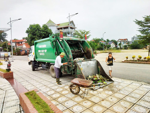 Trung tâm Dịch vụ sự nghiệp công Tam Nông thu gom rác thải khu vực hành lang và lòng Hồ Thiên Hương
