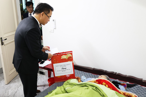 Bí thư Đảng ủy xã Quách Hải Lý tặng quà Bà Đặng Thị Tuất khu 10 Hương Nộn