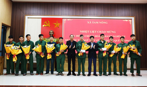 Đồng chí Đỗ Hùng Sơn - Phó Bí thư Đảng ủy, Chủ tịch Ủy ban nhân dân xã và đồng chí Nguyễn Tuấn Ngọc - PBT Thường trực Đảng ủy xã Tam Nông tặng hoa chúc mừng