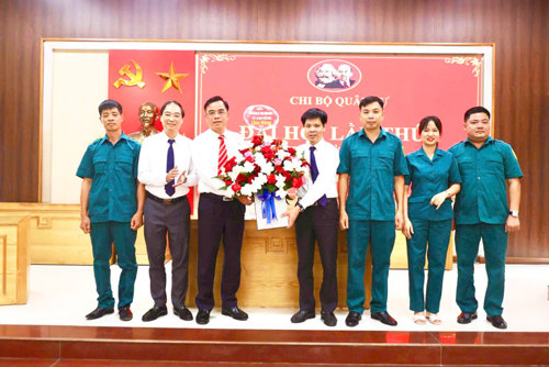 Đồng chí Đỗ Hùng Sơn - PBT, Chủ tịch UBND xã; đồng chí Nguyễn Tuấn Ngọc - Phó Bí thư Thường trực Đảng uỷ tặng hoa chúc mừng