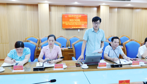 Lãnh đạo Văn phòng Đảng ủy trình bày báo cáo công tác tháng 9 và phương hướng nhiệm vụ tháng 10