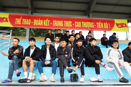 Rất đông cổ động viên và Nhân dân đến cổ vũ cho giải đấu