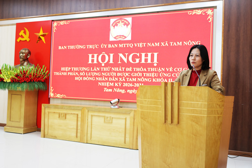 Đồng chí Nguyễn Thị Thu Trang - Ủy viên Ban Thường vụ (UVBTV), Phó Chủ tịch HĐND xã phát biểu tại hội nghị