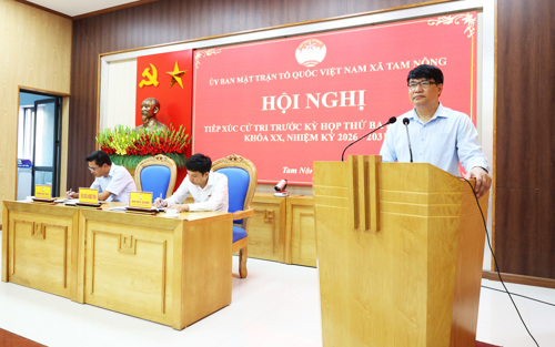 Ông Nguyễn Khắc Long - UVBTV, Chủ tịch UBMTTQ Việt Nam xã Tam Nông điều hành nội dung chương trình hội nghị TXCT