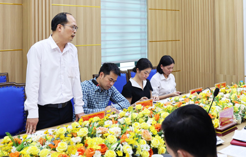 Lãnh đạo Trung tâm Phục vụ Hành chính công báo cáo