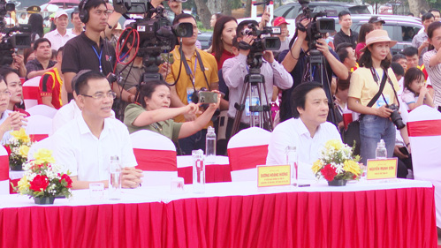 Đồng chí Quách Hải Lý - Bí thư Đảng ủy, Chủ tịch HĐND xã Tam Nông dự lễ khai mạc Hội thi Bơi Chải tỉnh Phú Thọ năm 2026