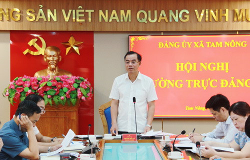 Đồng chí Quách Hải Lý - Bí thư Đảng ủy, Chủ tịch HĐND xã phát biểu kết luận hội nghị