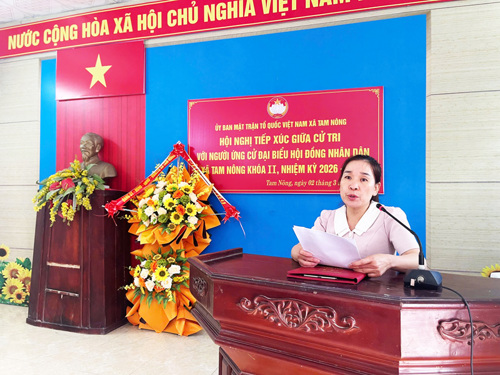 Bà Nguyễn Thị Thạch - ĐUV, Phó Trưởng Ban VH-XH HĐND xã ứng cử viên trình bày chương trình hành động