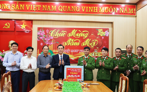Đồng chí Quách Hải Lý - Bí thư Đảng ủy, Chủ tịch HĐND xã cùng đoàn công tác đến thăm, động viên và chúc tết lực lượng Công an xã Tam Nông