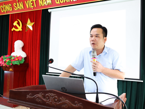 Đồng chí Đặng Quang Hưng - ĐUV, Giám đốc Trung tâm Chính trị xã Tam Nông trực tiếp truyền đạt các Chuyên đề