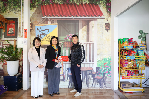 Đồng chí Chu Thị Thu Nam - Phó Giám đốc Trung tâm Kiểm soát bệnh tật tỉnh Phú Thọ trao tài liệu tuyên truyền cho Tiệm Trà Nhà Mộc - khu 3 Hương Nộn xã Tam Nông