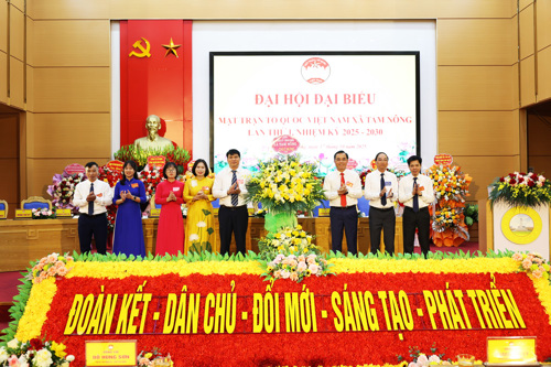 Thường trực Đảng ủy xã Tam Nông tặng hoa chúc mừng Đại hội