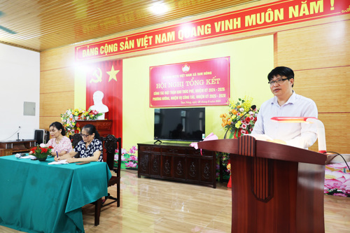 Đồng chí Nguyễn Khắc Long - Ủy viên Ban Thường vụ Đảng ủy, Chủ tịch UBMTTQ xã Tam Nông phát biểu tại hội nghị