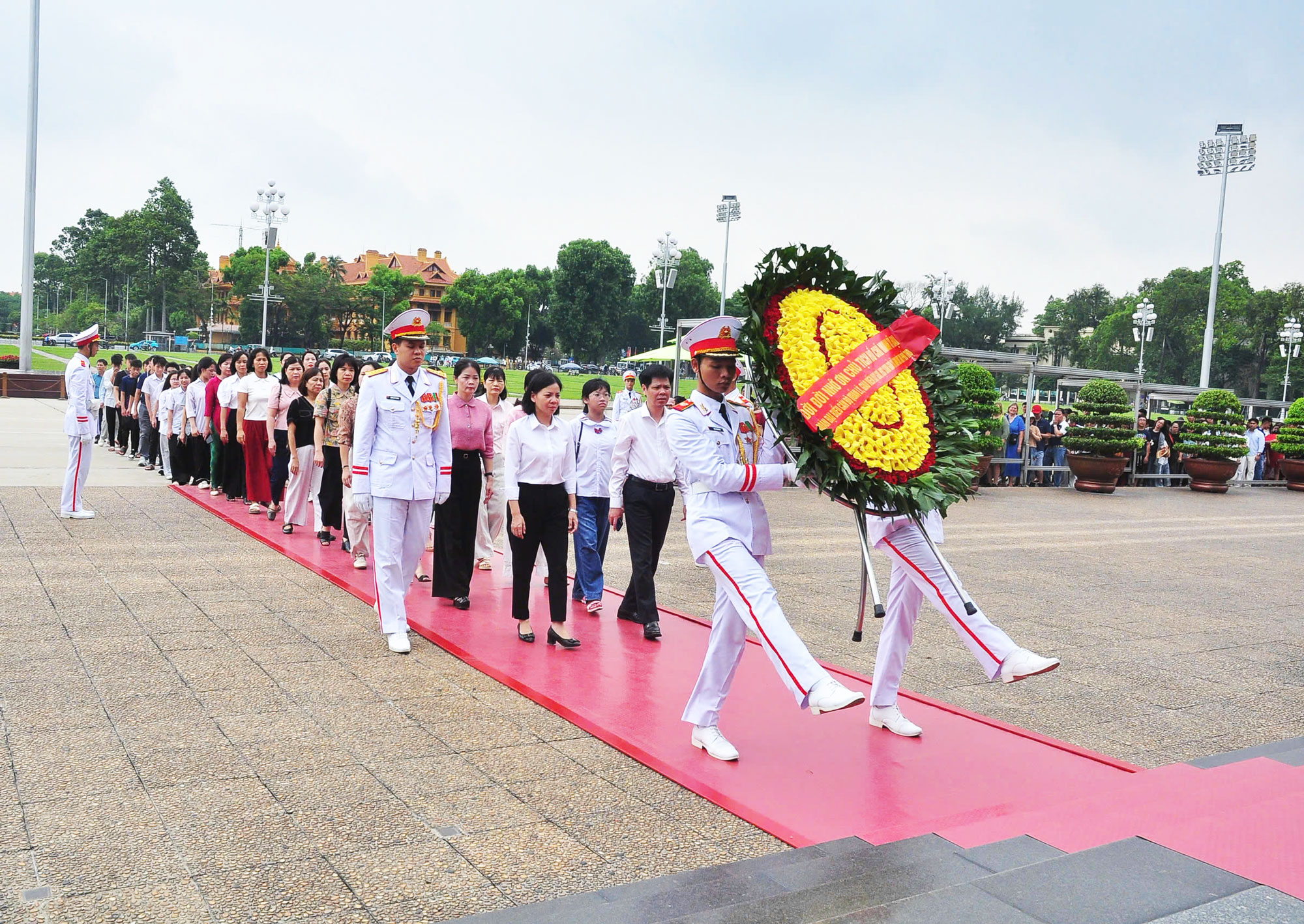 ĐOÀN ĐẠI BIỂU CÁN BỘ QUẢN LÝ, GIÁO VIÊN VÀ HỌC SINH TIÊU BIỂU XÃ TAM NÔNG THAM QUAN, DÂNG HƯƠNG, BÁO CÔNG TẠI THỦ ĐÔ HÀ NỘI.