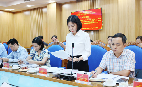 Đồng chí Cao Thị Thu Phương - UVBTV, Phó Chủ tịch UBND xã báo cáo tại buổi làm việc