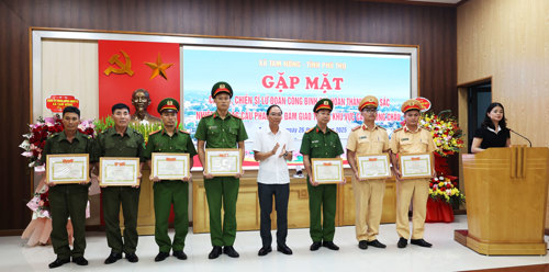Đồng chí Đỗ Hùng Sơn – Phó Bí thư Đảng uỷ, Chủ tịch UBND xã khen thưởng cho các tập thể, cá nhân