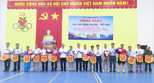 Các đồng chí lãnh đạo xã Tam Nông tặng hoa và Cờ lưu niệm cho các đơn vị tham dự giải
