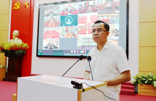 Đồng chí Quách Hải Lý - Bí thư Đảng ủy, Chủ tịch HĐND xã phát biểu quán triệt một số nội dung sau hội nghị trực tuyến