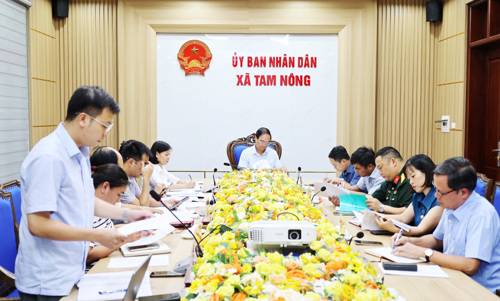 Lãnh đạo Văn phòng HĐND&UBND báo cáo tại hội nghị
