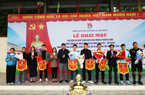 Lãnh đạo địa phương tặng cờ lưu niệm và hoa chúc mừng các đội bóng