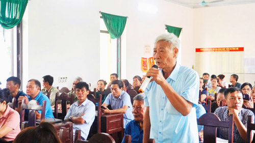 Cử tri nêu ý kiến tại buổi tiếp xúc