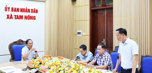 Lãnh đạo Trung tâm Dịch vụ sự nghiệp công báo cáo