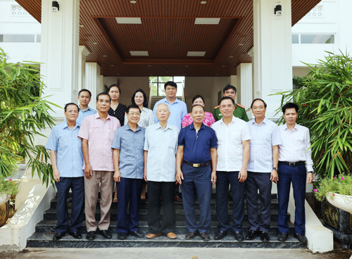 Các đại biểu chụp ảnh lưu niệm với lãnh đạo xã Tam Nông