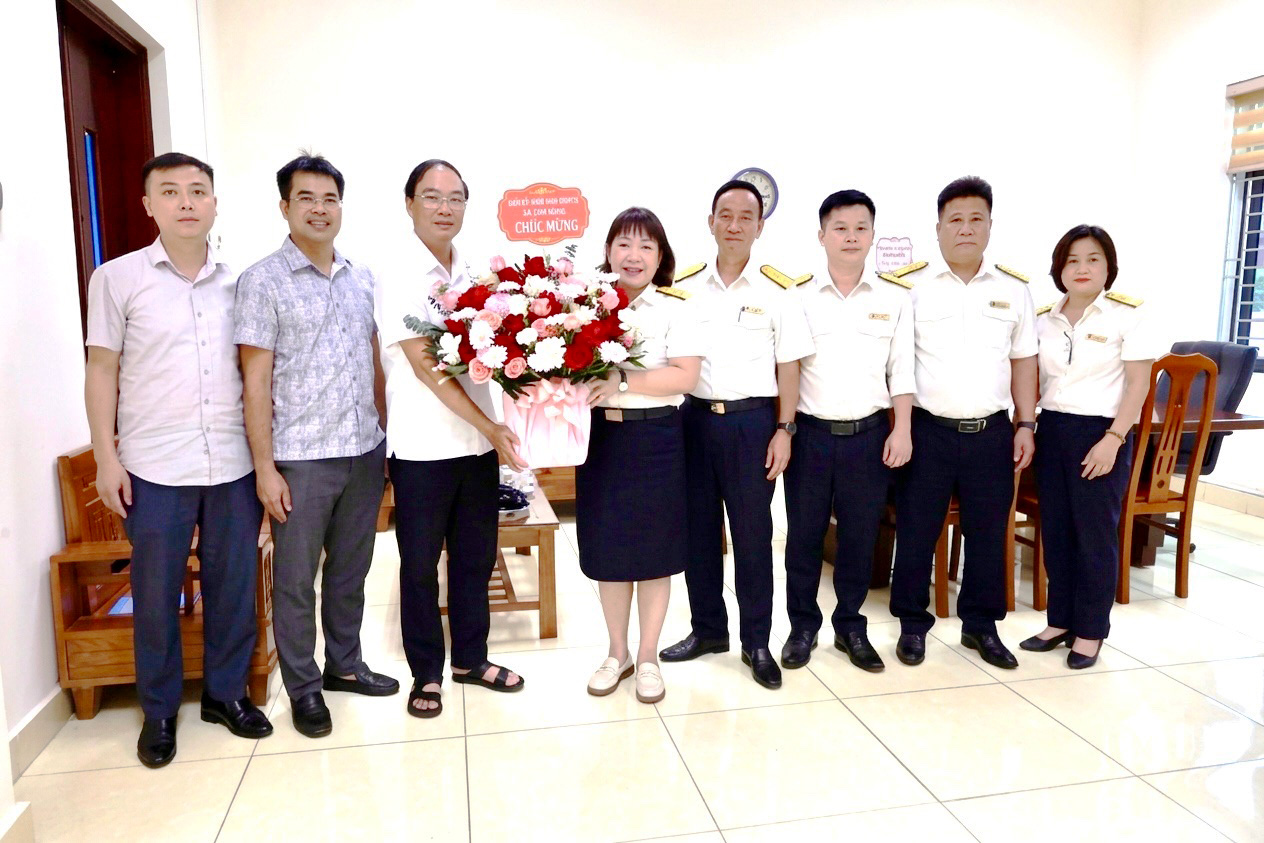Đồng chí Đỗ Hùng Sơn - Phó Bí thư Đảng ủy, Chủ tịch UBND xã Tam Nông thăm và chúc mừng Thuế cơ sở 4 nhân kỷ niệm 81 năm ngày truyền thống ngành Thuế