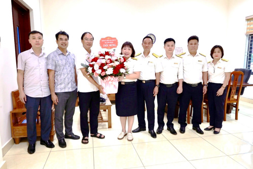 Đồng chí Đỗ Hùng Sơn - Phó Bí thư Đảng ủy, Chủ tịch UBND xã Tam Nông phát biểu và tặng hoa chúc mừng Thuế cơ sở 4 nhân kỷ niệm 81 năm ngày truyền thống