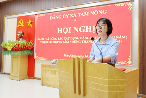 Đồng chí Lê Thị Việt Hà - ĐUV, Phó Trưởng Ban Xây dựng Đảng báo cáo trước hội nghị công tác xây dựng Đảng 8 tháng đầu năm 2026