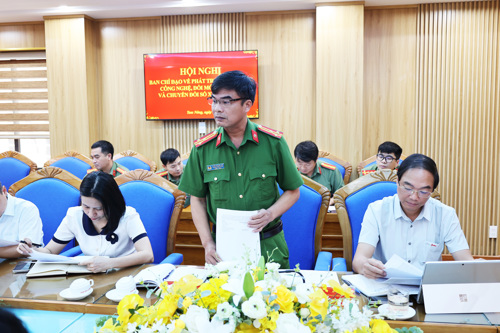 Đồng chí Thiều Quang Lập - UVBTV, Trưởng Công an xã, cơ quan Thường trực BCĐ phát biểu tại hội nghị