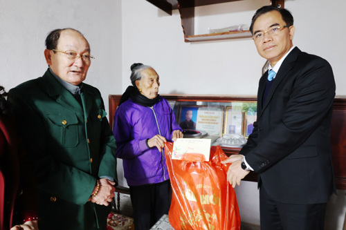 Bí thư Đảng ủy xã Quách Hải Lý tặng quà Bà Triệu Thị Giang khu 9 Hương Nộn