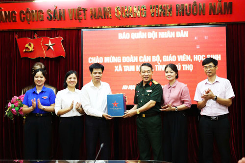 Đại tá Ngô Anh Thu - Phó Tổng Biên tập Báo Quân đội Nhân dân tặng quà chúc mừng xã Tam Nông, tỉnh Phú Thọ