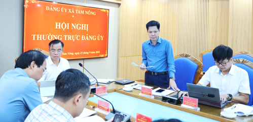 Đồng chí Nguyễn Tuấn Ngọc - Phó Bí thư Thường trực Đảng ủy xã phát biểu tại hội nghị