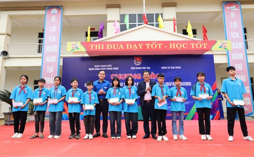 Tỉnh đoàn Phú Thọ và NHCSXH tặng quà cho các em học sinh
