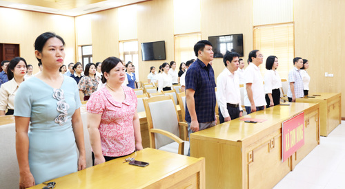 Các đại biểu nghiêm trang thực hiện nghi lễ Chào cờ