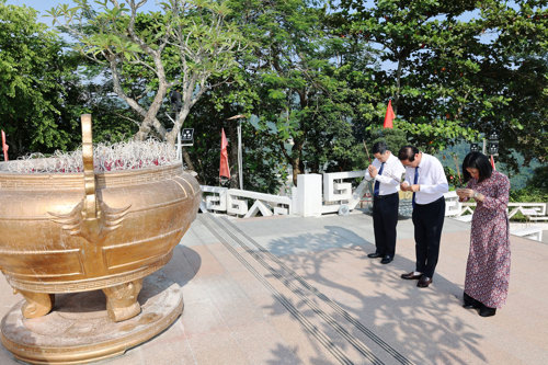 Các đồng chí Lãnh đạo Đảng uỷ UBND xã Tam Nông thành kính dâng hương viếng Bác