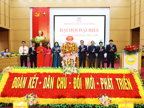 Thường trực Đảng ủy, HĐND, UBND, UBMTTQ xã Tam Nông tặng hoa chúc mừng Đại hội