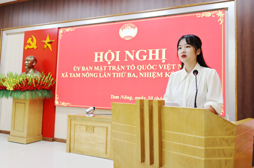 Đồng chí Nguyễn Thị Phương - ĐUV, Phó Chủ tịch UBMTTQ xã, Bí thư Đoàn TNCS Hồ Chí Minh phát biểu tại hội nghị