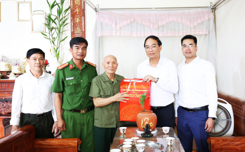 Đồng chí Đỗ Hùng Sơn - Phó Bí thư Đảng ủy, Chủ tịch UBND xã thăm và tặng quà cho thương binh Hoàng Trung Lập thôn 12 xã Tam Nông